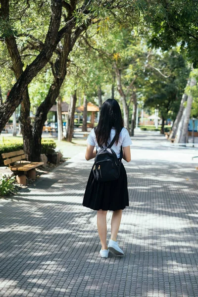 Preto Longo Cabelo Faculdade Menina Uniforme Andando Caminho Sereno Parque — Fotografia de Stock