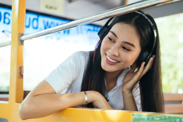 Svart Långt Hår College Flicka Uniform Sitter Den Tomma Bussen — Stockfoto