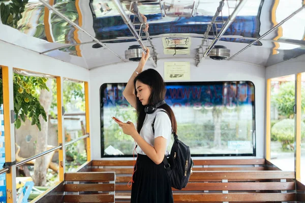 Черные Длинные Волосы Девушка Колледжа Форме Стоя Пустом Автобусе Держать — стоковое фото