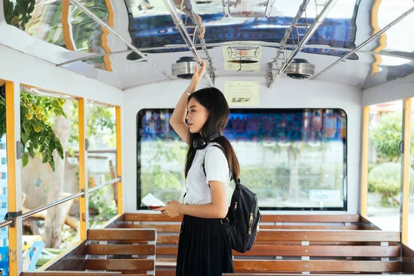 Černé Dlouhé Vlasy Vysoká Škola Dívka Uniformě Stojící Prázdném Autobuse — Stock fotografie