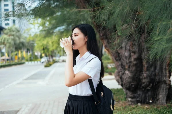 Černé Dlouhé Vlasy Vysoká Škola Dívka Uniformě Stojící Pěšině Silnice — Stock fotografie