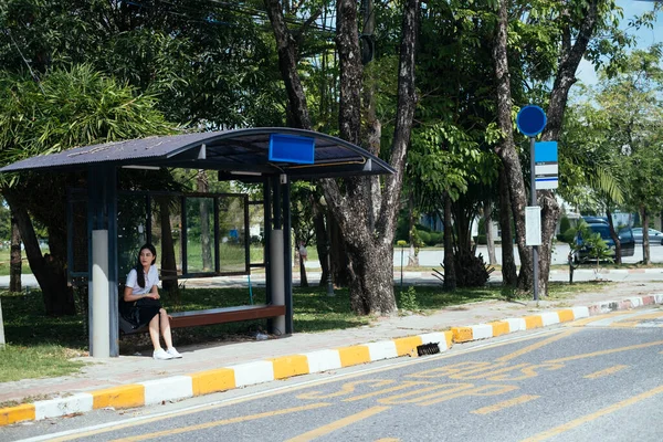 Negro Pelo Largo Chica Universitaria Uniforme Sentado Parada Autobús Espera — Foto de Stock