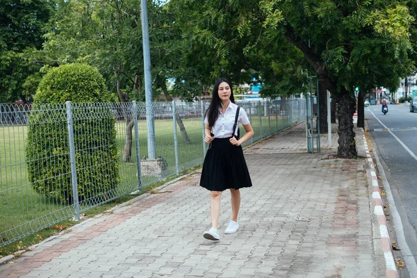 Preto Longo Cabelo Faculdade Menina Uniforme Andando Pedestre Estrada Perto — Fotografia de Stock