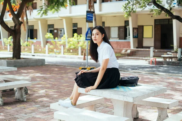 Negro Pelo Largo Chica Universitaria Uniforme Sentado Mesa Mármol Universidad — Foto de Stock