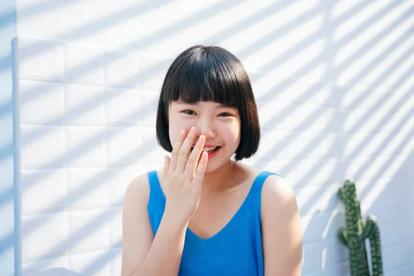 Sonriente Hermosa Bob Corte Pelo Asiático Mujer Azul Camiseta Tanque —  Fotos de Stock