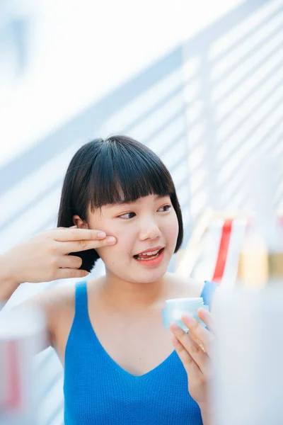 Bonito Bob Haircut Ásia Mulher Azul Tanque Superior Camisa Segurando — Fotografia de Stock