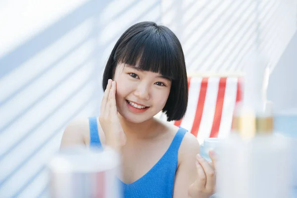 Bonito Bob Haircut Ásia Mulher Azul Tanque Top Shirt Aplicando — Fotografia de Stock