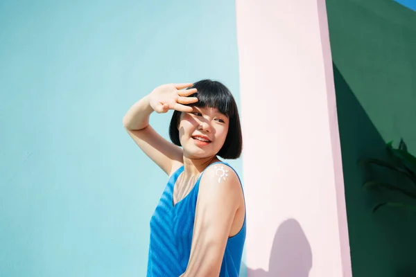 셔츠를 자외선 보호용 로션을 바르는 아름다운 햇빛을 파스텔의 — 스톡 사진