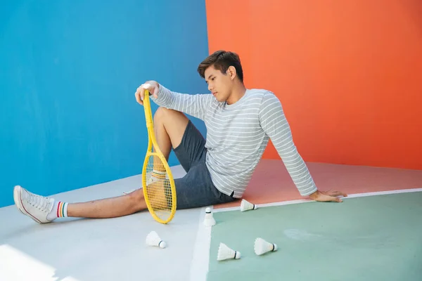 Mano Algunos Asiático Jugador Tenis Hombre Con Raqueta Shuttlecock Sentado — Foto de Stock