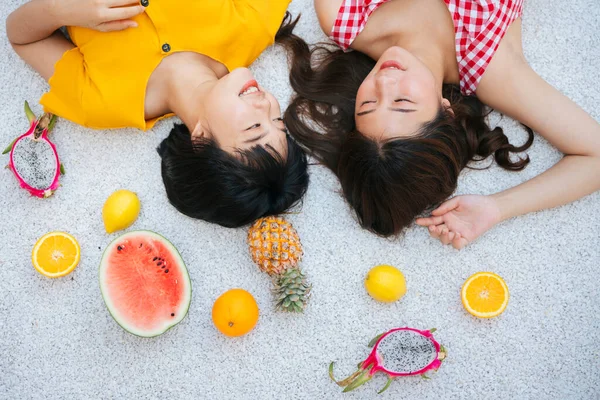 Duas Mulheres Asiáticas Perto Amigo Deitado Chão Férias Verão Fruta — Fotografia de Stock