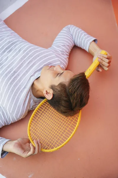 오렌지 바닥에 테니스 재킷을 테니스 애호가 — 스톡 사진