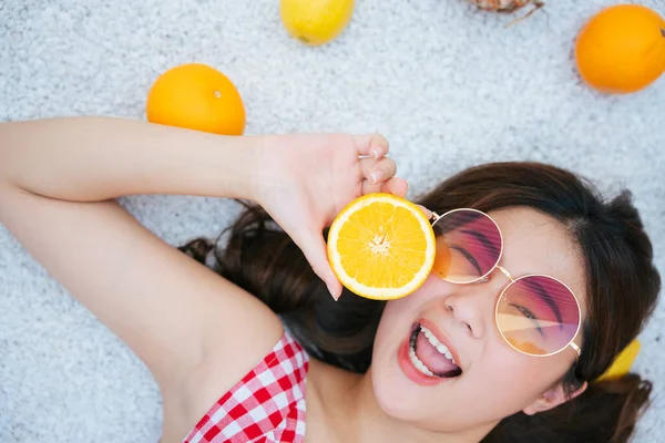 Mulher Asiática Camisa Moda Vermelha Óculos Deitados Chão Com Frutas — Fotografia de Stock