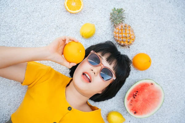Jovem Mulher Asiática Camisa Amarela Vestindo Óculos Sol Deitado Chão — Fotografia de Stock