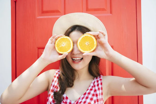 Engraçado Bela Jovem Mulher Asiática Usando Fatia Uma Laranja Agindo — Fotografia de Stock