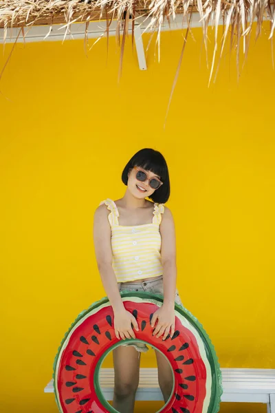 Aranyos Gyönyörű Fiatal Ázsiai Sárga Felsőben Napszemüvegben Úszócsővel Narancssárga Háttér — Stock Fotó