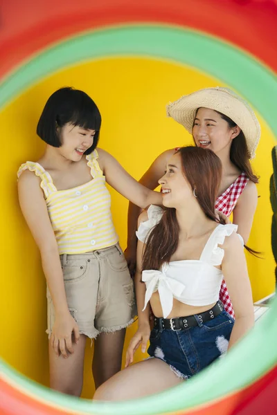 Grupa Azjatyckich Przyjaciół Wakacjach Plaży Odizolowane Pomarańczowym Tle Troje Młodych — Zdjęcie stockowe
