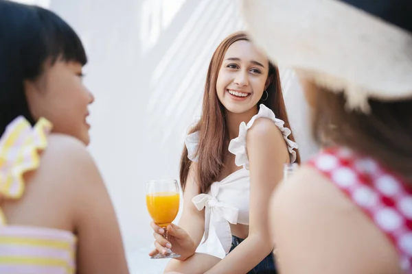 夏のパーティーでのセクシーな女性は友人とぶらついています ジュースを飲み 人々と乾杯 長い週末の休日の夏のパーティー — ストック写真