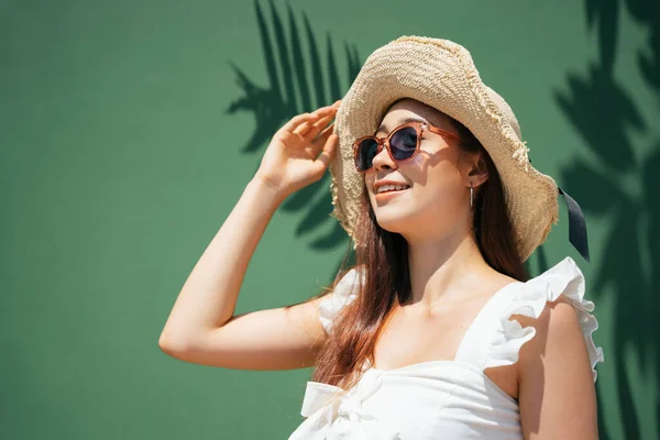 Portretul Unei Femei Frumoase Purtând Pălărie Ochelari Soare Fundal Verde — Fotografie, imagine de stoc