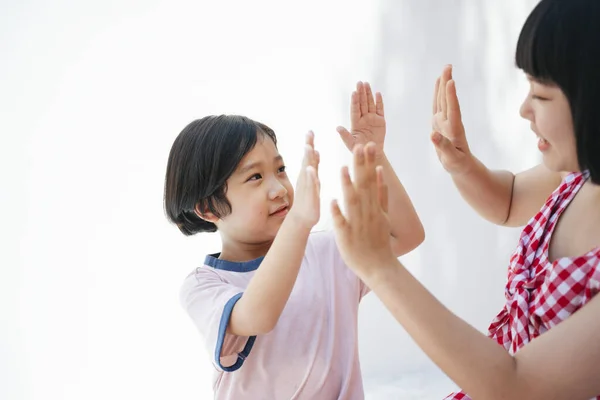 Schwester Macht High Five Mit Kleinem Bruder Ihn Aufzuheitern — Stockfoto