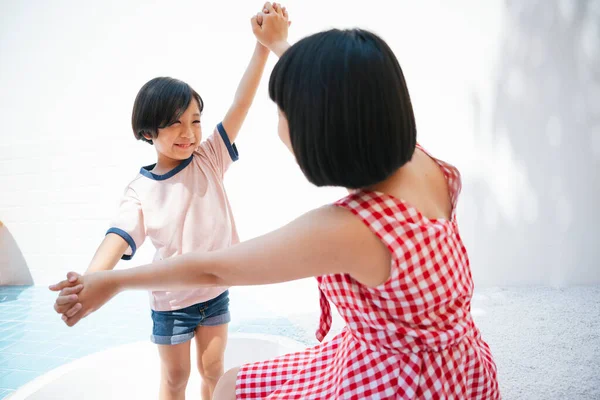 Große Schwester Spielt Mit Kleinem Bruder Der Seine Hände Hält — Stockfoto