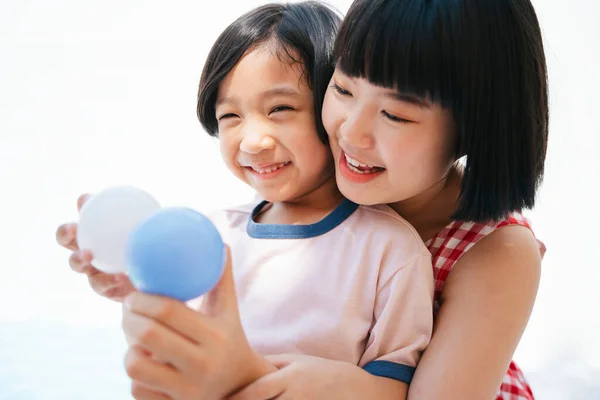 Linda Hermana Jugando Bolas Plástico Con Hermano Pequeño Habitación Blanca —  Fotos de Stock