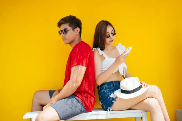 Asiatiska Thai Par Bär Solglasögon Resa Sommaren Över Orange Bakgrund — Stockfoto