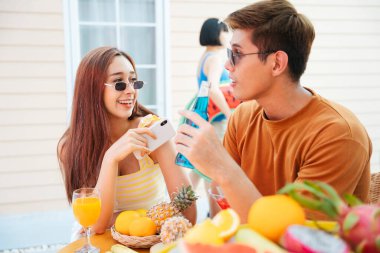 Birkaç Asyalı tropikal barda birlikte içki içmeyi sever. Yaz tatilinin güzel zamanları.