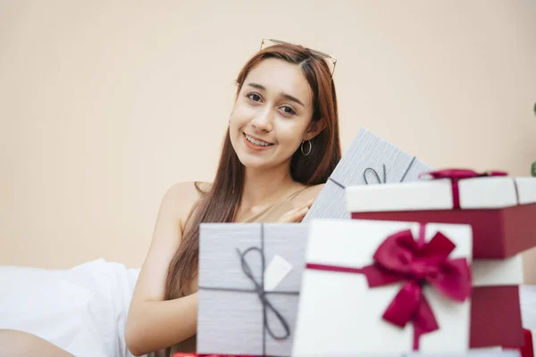 Mulher Bonita Sentada Uma Pilha Presente Caixa Rosto Feliz Sorriso — Fotografia de Stock