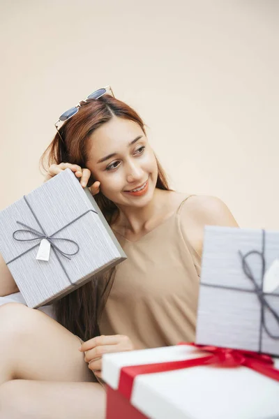 Hermosa Mujer Sentada Una Pila Caja Regalo Cara Feliz Sonrisa —  Fotos de Stock