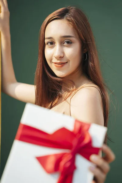 배경에 빨간색 상자를 아름다운 여인의 사진을 클로즈업 — 스톡 사진