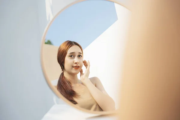 Attraktiv Vacker Brunett Kvinna Tillämpa Kosmetiska Framför Spegeln Kosmetiskt Begrepp — Stockfoto