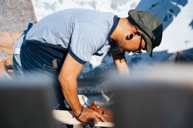 Marangoz çerçeveyi tek başına ahşaptan yapar, tahtayı traş eder, çitleri aşar..