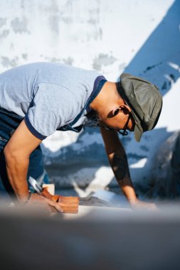 Marangoz çerçeveyi tek başına ahşaptan yapar, tahtayı traş eder, çitleri aşar..