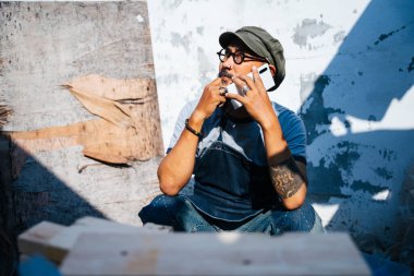 Marangoz, doğum tarihini doğrulamak için müvekkilinin telefonunu kabul etti..