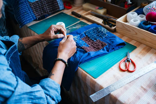 Zugeschnittenes Bild Von Handwerkerhänden Während Das Dunkelblaue Textil Zur Fixierung — Stockfoto