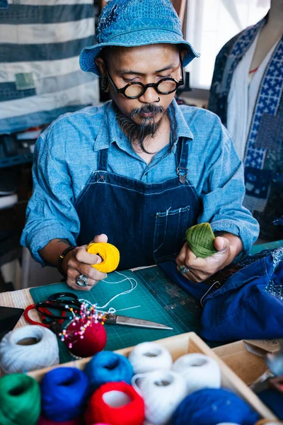 Homme Bleu Vêtements Chapeau Tablier Sélectionner Fil Coloré Pour Fixer — Photo