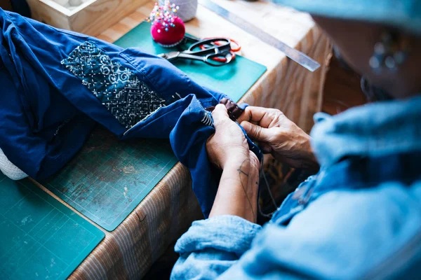 Cropped Image Craftsman Hands While Sew Dark Blue Textile Fixing — Stock Photo, Image