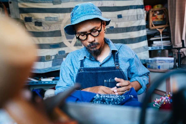 Ein Mann Blauer Kleidung Hut Und Schürze Beabsichtigt Die Traditionelle — Stockfoto