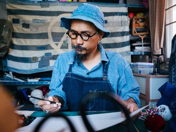 Homme Vêtu Bleu Chapeau Tablier Intention Faire Les Vêtements Traditionnels — Photo