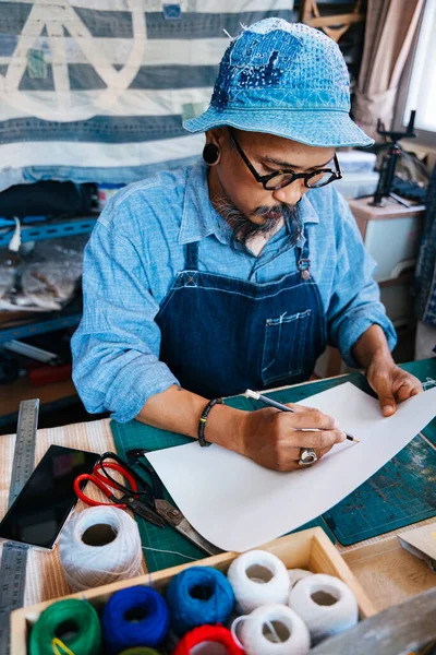 Ein Mann Blauer Kleidung Hut Und Schürze Zeichnet Das Muster — Stockfoto