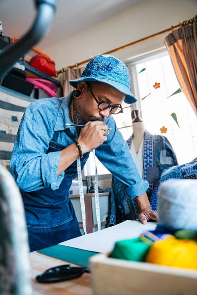 Homme Vêtements Bleus Tablier Concentrer Sur Son Modèle Vêtements Penser — Photo