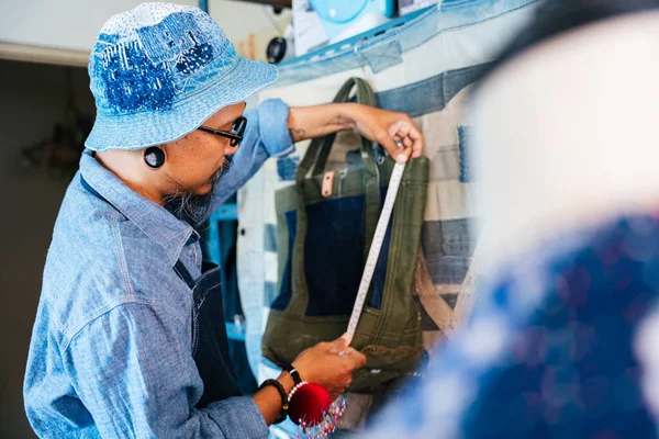 Ein Mann Blauem Hemd Hut Und Schürze Misst Die Tasche — Stockfoto