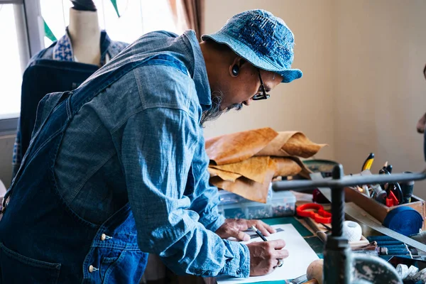 Homme Chemise Bleue Redessine Son Travail Sur Papier Avant Faire — Photo