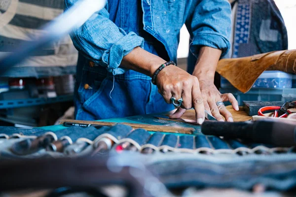 Das Lleder Auf Der Schnittmatte Während Vom Handwerker Indigogeschäft Geschnitten — Stockfoto