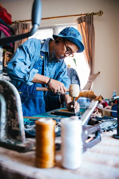 Homme Chemise Bleue Chapeau Poinçonnant Cuir Avant Coudre — Photo