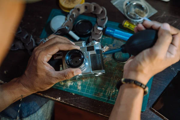 Ένας Άντρας Φτιάξει Την Κάμερα Και Καθαρίσει Σκόνη Στο Φακό — Φωτογραφία Αρχείου