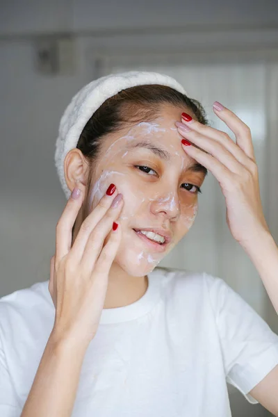 Mulher Com Cabeça Aplicando Creme Facial Seu Rosto Depois Tomar — Fotografia de Stock