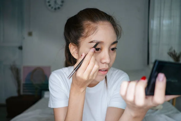 Thai Woman Drawing Her Eyebrow Natural Color Pencil — ストック写真