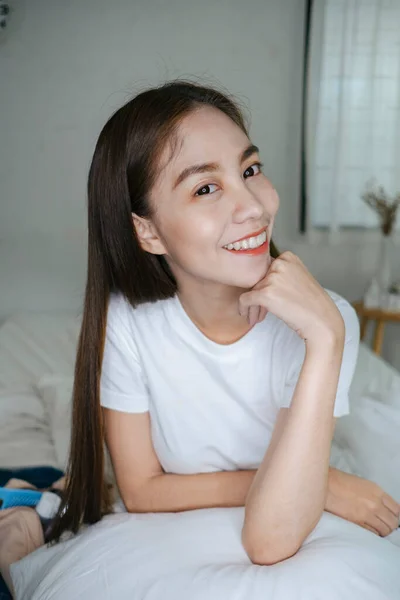 Närbild Thailändsk Kvinna Ansikte Med Vacker Makeup Och Glada Leende — Stockfoto