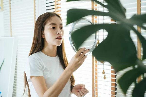 Mujer Pelo Largo Pie Junto Ventana Casa Mirando Reflejo Espejo —  Fotos de Stock